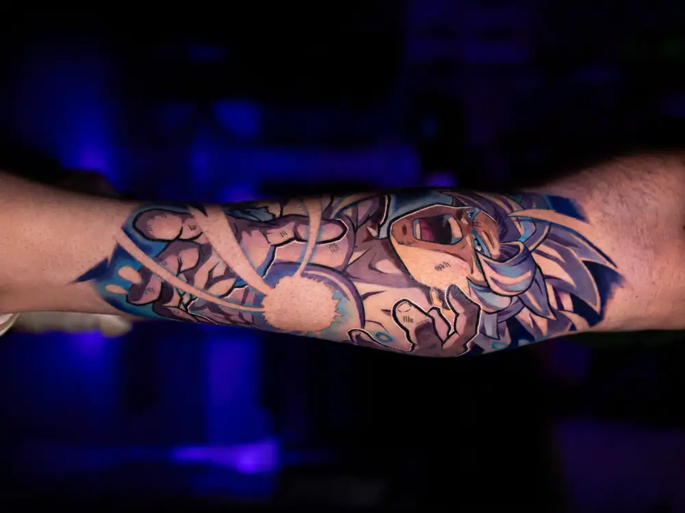 Tatuaje a color de Goku Ultra Instinto de Dragon Ball en el antebrazo