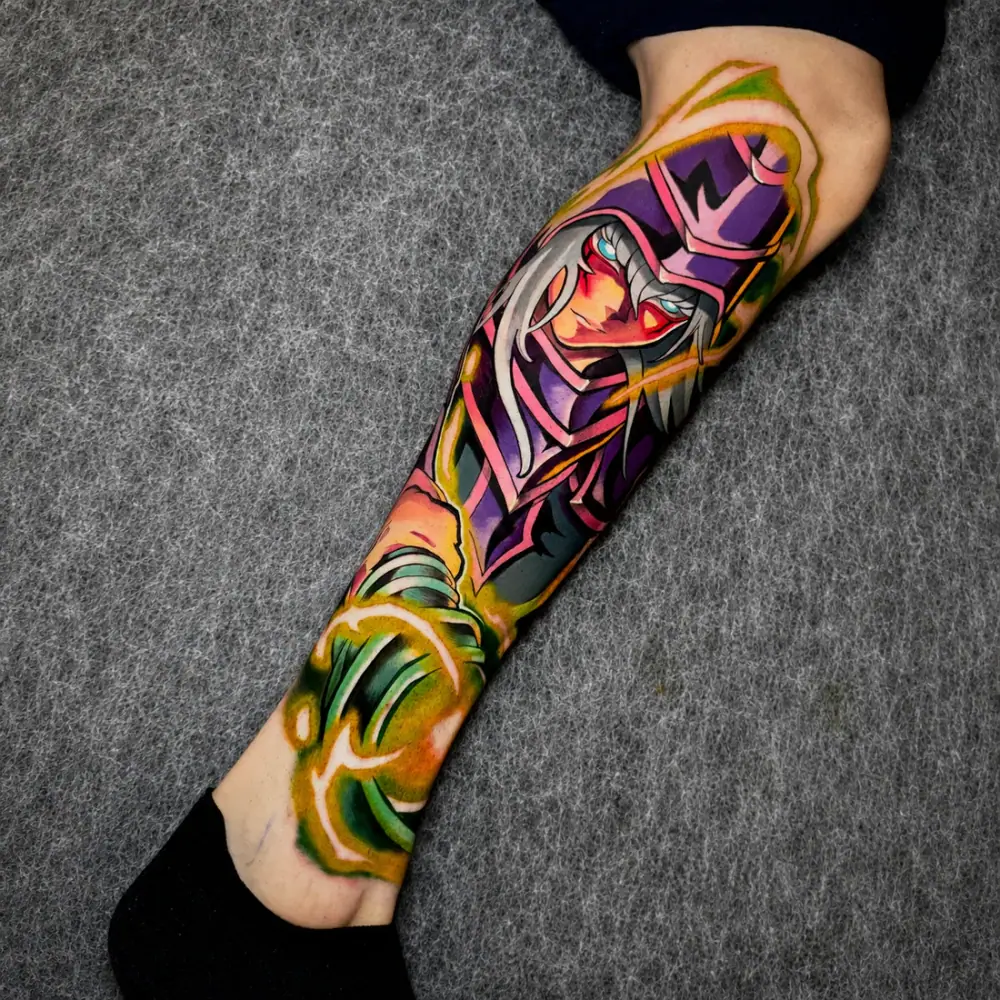 Tatuaje del Mago Oscuro de Yu-Gi-Oh a color en la pantorrilla