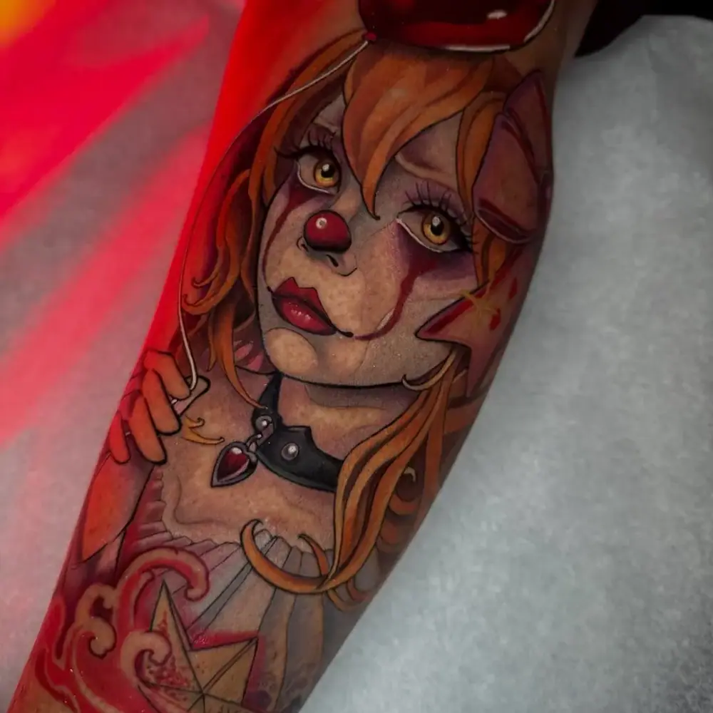 Tatuaje de Pennywise versión mujer a color en el brazo